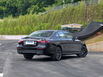 Mercedes-Benz E-Class 300 Limousine Luxury Dynamic