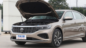 VW Passat Deluxe 330TSI