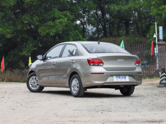 Kia Pegas Elite Connect 1.4L AT
