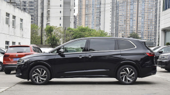VW Viloran Deluxe 330TSI