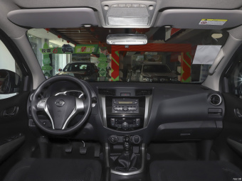 Nissan Navara Exclusive 2.5L MT 4WD QR25