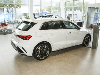 Audi A3 Sportback 2025 35TFSI Flying Spur Premium Edition + Luxury Package
