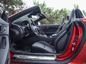 Jaguar F-Type Convertible R-Dynamic Black P300