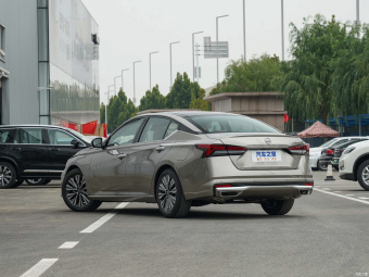 Nissan Altima Premium 2.0L XL-Upr