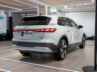 Audi Q5 e-tron Glory Brocade 50 e-tron Quattro