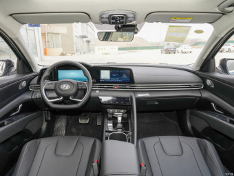 Hyundai Elantra Flagship TOP 1.5L CVT