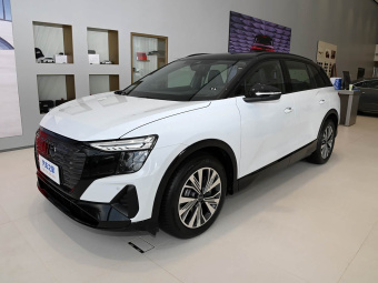 Audi Q5 e-tron 2023 Model 40 Shining Fashion Set