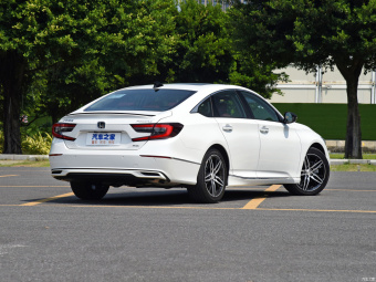 Honda Accord Sport Hybrid Magic Night · Honor