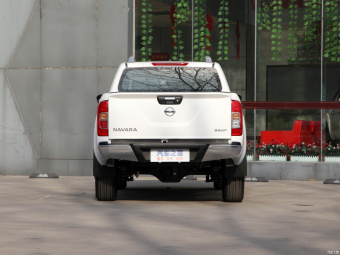 Nissan Navara Premium 2.5L AT 4WD QR25