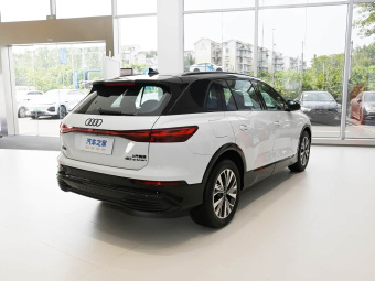 Audi Q5 e-tron 2023 Model 40 Shining Fashion Set