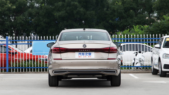 VW Passat Deluxe 330TSI