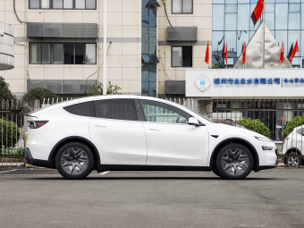 Tesla Model Y L 2025 Long Range All-Wheel Drive