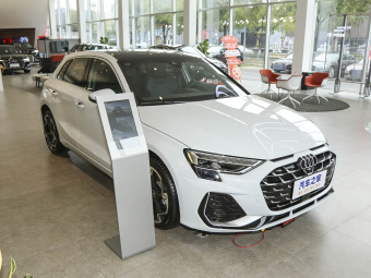 Audi A3 Sportback 2025 35TFSI Flying Spur Premium Edition + Luxury Package