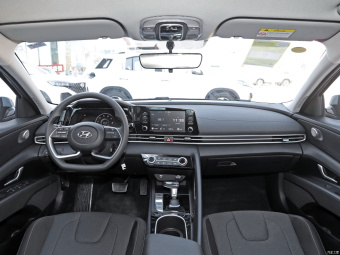 Hyundai Elantra Leading GLS 1.5L CVT