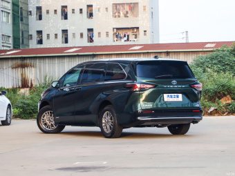 Toyota Sienna Hybrid Deluxe 2.5L