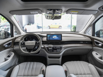 Roewe iMAX8 EV Gold