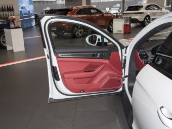 Porsche Panamera 4 E-Hybrid Platinum Edition