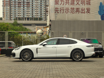 Porsche Panamera 4 E-Hybrid Platinum Edition