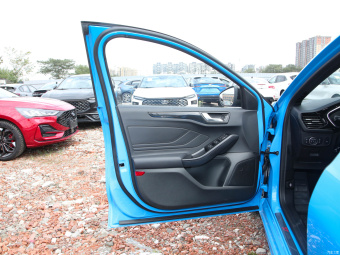 Ford Focus Sedan S Edition EcoBoost 180