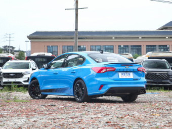 Ford Focus Sedan S Edition EcoBoost 180