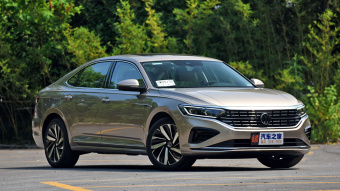 VW Passat Deluxe 380TSI