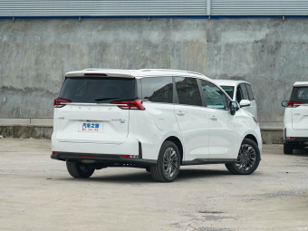 Maxus Euniq 5 Smart 1.3T PLUG IN 7 Seat