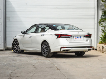 Nissan Altima Premium 2.0T XV