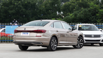 VW Passat Deluxe 330TSI