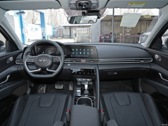 Hyundai Elantra Premium LUX 1.5L CVT