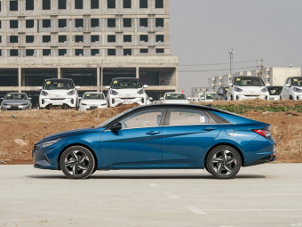 Hyundai Elantra Flagship TOP 1.5L CVT