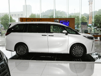 Lexus LM 500h Premium