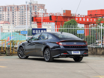 Hyundai Sonata Deluxe GLS 380TGDi AT