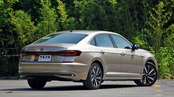 VW Passat Deluxe 380TSI