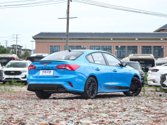 Ford Focus Sedan S Edition EcoBoost 180