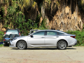 Toyota Avalon Hybrid XLE Premium 2.5L