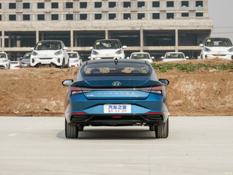 Hyundai Elantra Flagship TOP 1.5L CVT