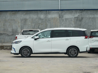 Maxus Euniq 5 Smart 1.3T PLUG IN 7 Seat