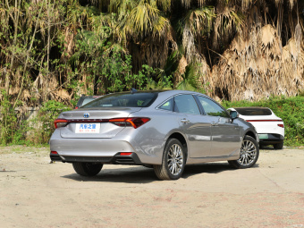 Toyota Avalon Hybrid XLE Premium 2.5L