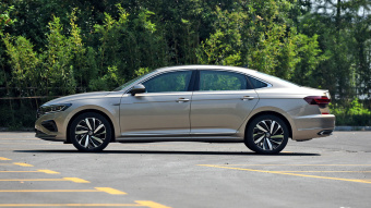 VW Passat Deluxe 380TSI