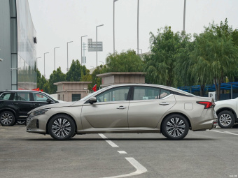 Nissan Altima Premium 2.0L XL-Upr