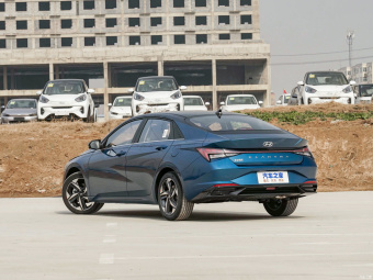 Hyundai Elantra Flagship TOP 1.5L CVT