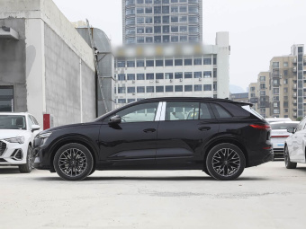 Audi Q5 e-tron 2023 40 Starlight Mech Suit