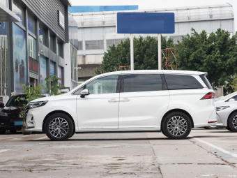 Roewe iMAX8 EV Gold