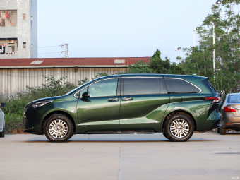 Toyota Sienna Hybrid Deluxe 2.5L