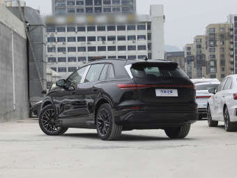 Audi Q5 e-tron 2023 40 Starlight Mech Suit