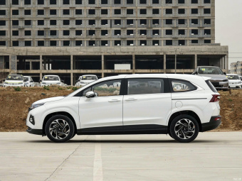Hyundai Custo Deluxe DLX 380TGDi AT