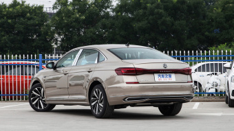 VW Passat Deluxe 330TSI