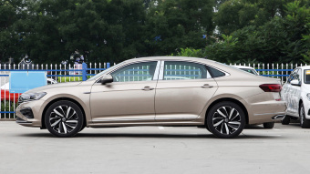 VW Passat Deluxe 330TSI