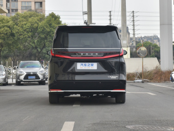 Lexus LM 500h Imperial