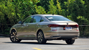VW Passat Deluxe 380TSI